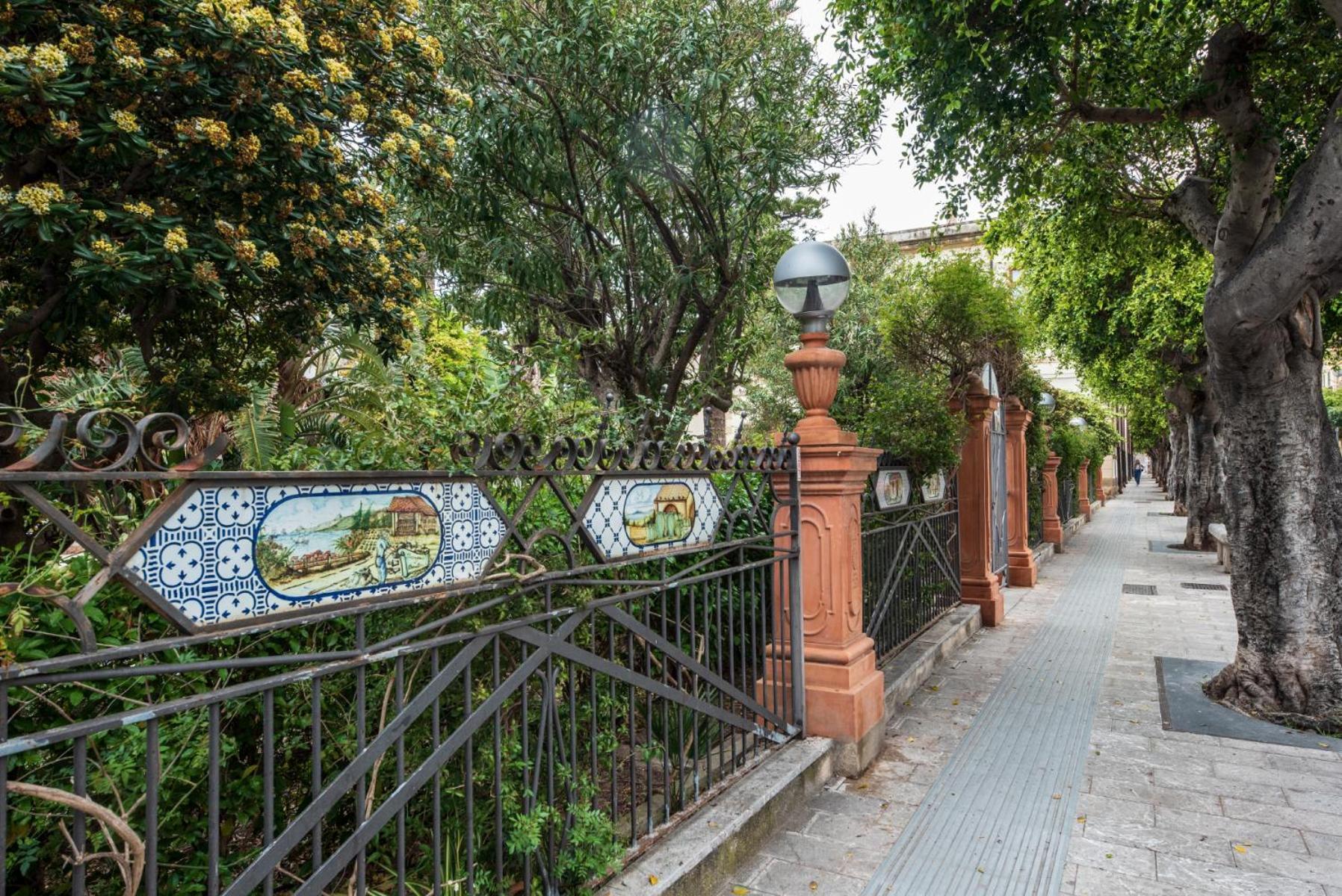 The Palace B&B And Apartments 산토스테파노디카마스트라 외부 사진